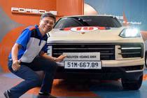 Không chỉ có ngoại hình nổi bật, chiếc Cayenne mới còn sở hữu biển số sảnh tiến 51M-667.89. Theo dữ liệu từ trang đấu giá biển số trực tuyến vpa.com.vn, biển số này đã được chốt thành công ở mức 550 triệu đồng.