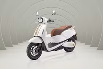 QJMotor E-LTR - xe máy điện chạy 105km/sạc, giá 43 triệu đồng