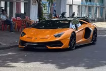 Lamborghini Aventador SVJ hơn 60 tỷ "ăn cơm" gà vỉa hè ở Phú Yên