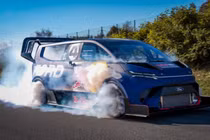  Chiếc minivan Ford Transit này khiến siêu xe đắt tiền phải "ngửi khói"