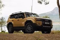 Toyota Land Cruiser Prado Altitude từ 1,69 tỷ đồng, sinh ra để off-road