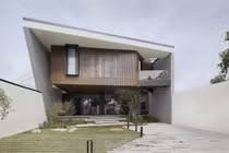 Chiêm ngưỡng biệt thự mái vát táo bạo ở TP HCM 