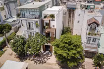 Nhà phố "ngập sáng" nhờ thiết kế lệch tầng và giếng trời