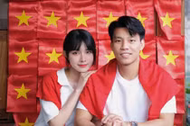 Cầu thủ Vũ Văn Thanh và bạn gái flex tình yêu ngọt ngào