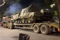 Khí tài quân sự rời Hà Nội, người dân đứng hai bên đường vẫy tay chào