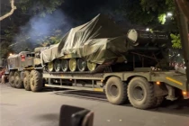 Khí tài quân sự rời Hà Nội, người dân đứng hai bên đường vẫy tay chào