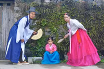 'Anh Tạ' trong phim 'Mưa đỏ' khoe ảnh gia đình du lịch cực hài hước