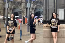 'Khủng long nhí' Phạm Quỳnh Hương khoe dáng cực xinh, gây sốt tại Thượng Hải