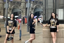 'Khủng long nhí' Phạm Quỳnh Hương khoe dáng cực xinh, gây sốt tại Thượng Hải