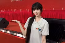 Cô gái Trung Quốc bị yêu cầu tẩy trang 'vì quá xinh'