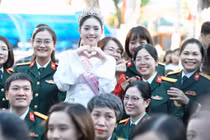 Nữ quân nhân đầu tiên đoạt Á hậu Hoa hậu Việt Nam gây sốt mạng