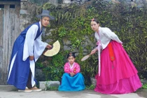 'Anh Tạ' trong phim 'Mưa đỏ' khoe ảnh gia đình du lịch cực hài hước