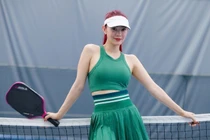 Soi tủ đồ chơi pickleball của chủ bản hit 'Một vòng trái đất'