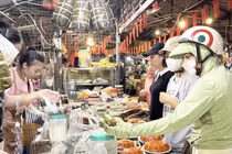 Thị trường mùa lễ Vu Lan 2025 đa dạng nhưng vẫn giữ nét truyền thống