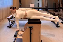 Sĩ Thanh khoe vóc dáng săn chắc, lộ bí quyết trẻ mãi không già nhờ Pilates