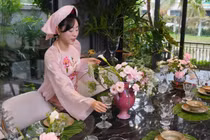 Danh tính 'nữ tổng tài' mỗi tối đưa chồng đến một nước khác nhau trên bàn ăn