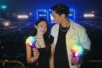 Gia đình Đoàn Văn Hậu - Doãn Hải My 'xả suộc' đi concert G-Dragon