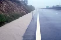 Cao tốc Vĩnh Hảo - Phan Thiết lưu thông bình thường sau 3 giờ ngập nước