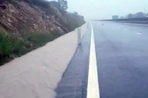 Cao tốc Vĩnh Hảo - Phan Thiết lưu thông bình thường sau 3 giờ ngập nước