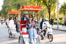 Hoa hậu Đền Hùng 1992 khoe sắc vóc miễn chê khi xuống phố đón gió đầu mùa