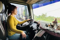 Nữ tài xế lái xe tải chở hàng cứu trợ miễn phí cho miền Trung