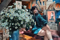 Cựu hot girl Mi Vân khoe nhan sắc dịu dàng bên cúc họa mi