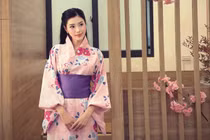 Cựu Hoa khôi bóng chuyền Đặng Thu Huyền rạng rỡ trong trang phục Kimono