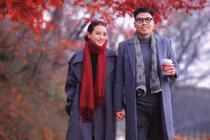 MC Mù Tạt và cầu thủ Phạm Đức Huy “xả ảnh” lãng mạn sau màn cầu hôn ngọt ngào