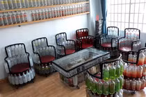 Căn nhà đặc biệt với nội thất làm từ 15.000 chai thủy tinh