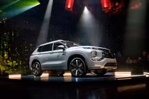 Mitsubishi Outlander PHEV 2026 ra mắt - SUV xăng lai điện từ 1,4 tỷ đồng