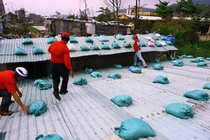 Cách đơn giản bảo vệ nhà cửa khi bão về