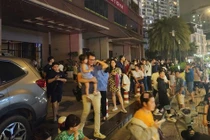 Hàng ngàn người tháo chạy khi căn hộ chung cư bốc cháy ở TP HCM