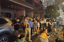 Hàng ngàn người tháo chạy khi căn hộ chung cư bốc cháy ở TP HCM