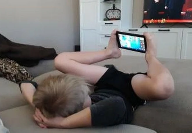 Khi đi đổ rác cũng phải thật "chanh sả"