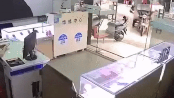 Video: Ngồi chơi trong nhà, bé gái bị xe ba gác đâm tử vong