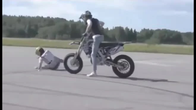 Video: "Nghịch ngu" và những cái kết thốn lên tận rốn