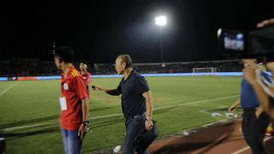 Video: CĐV vây kín khi HLV Park Hang-seo xuống sân bắt tay Quang Hải