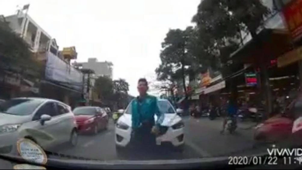 Video: Tài xế ô tô phóng vào làn đường ngược chiều còn dọa đánh người