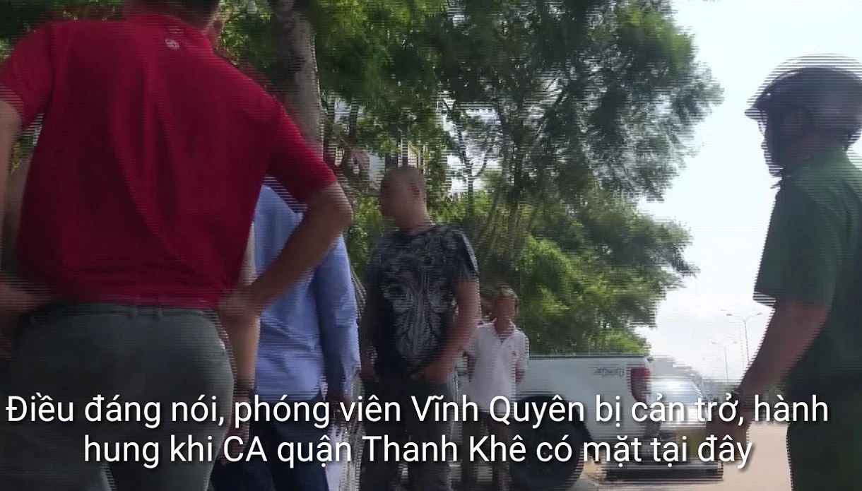 Video: Phóng viên bị cản trở và hành hung trước mặt công an