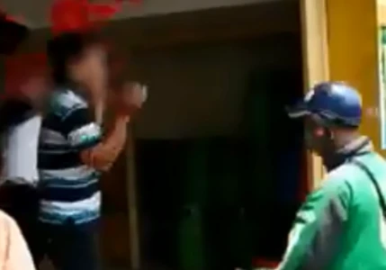 Video: 3 tài xế Grab quây đánh và bắt nam thanh niên khoanh tay xin lỗi