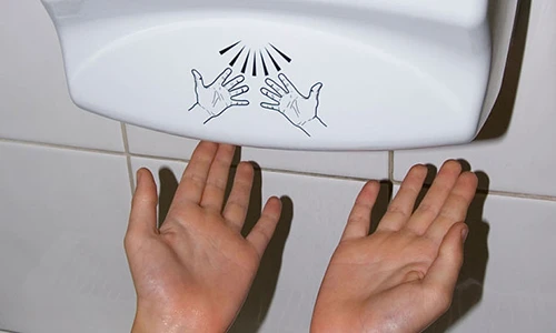 Video: Mối nguy hại từ máy sấy khô tay trong nhà vệ sinh công cộng