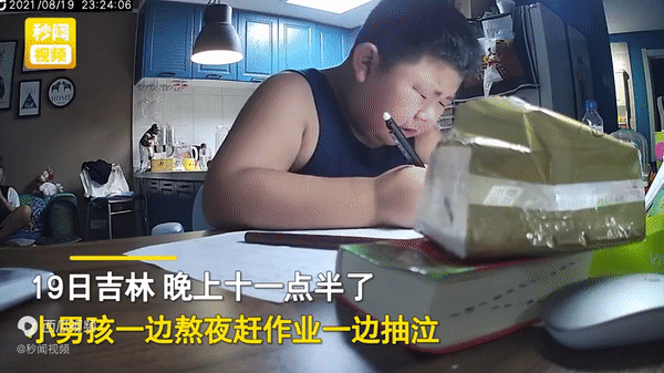 Cau be mum mim khoc thut thit khi lam bai tap