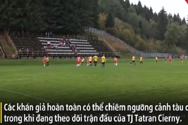 Video: đang thi đấu thì bị gián đoạn vì…tàu hỏa chạy ngang sân bóng