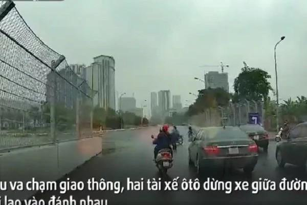 Video: Hai tài xế dừng ô tô giữa đường đua F1 lao vào ẩu đả