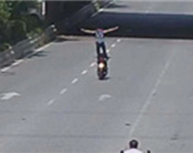 Video: Cái kết đắng của thanh niên tạo thế "bay lượn" trên mô tô