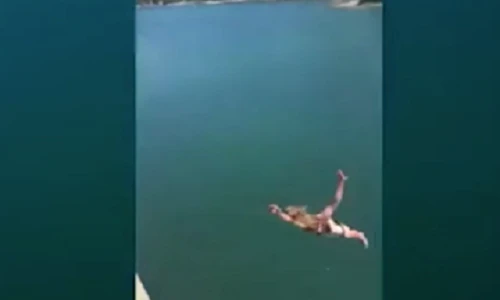 Video: Cô gái mặc bikini lộn nhào xuống nước từ độ cao 12m