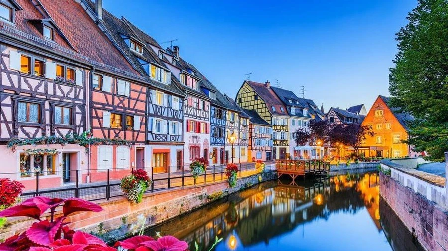 Video: Thăm quê của cha đẻ Nữ thần Tự do, nơi bom đạn không nỡ tàn phá