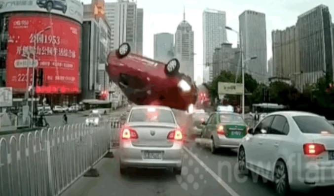 Video: Ô tô mất lái đè bẹp xe ở làn ngược chiều