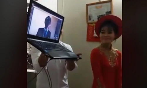 Video: Xúc động kỳ lạ lễ ăn hỏi cô dâu đứng cạnh... laptop
