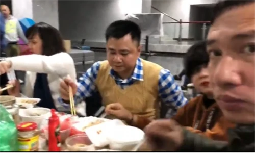 Video: Bữa cơm lúc 10h khuya của dàn nghệ sĩ đóng Táo Quân 2018